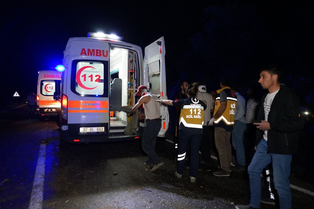 Takla atarak karşı şeritteki araçların üzerine uçtu: 3 ölü, 5 yaralı 11