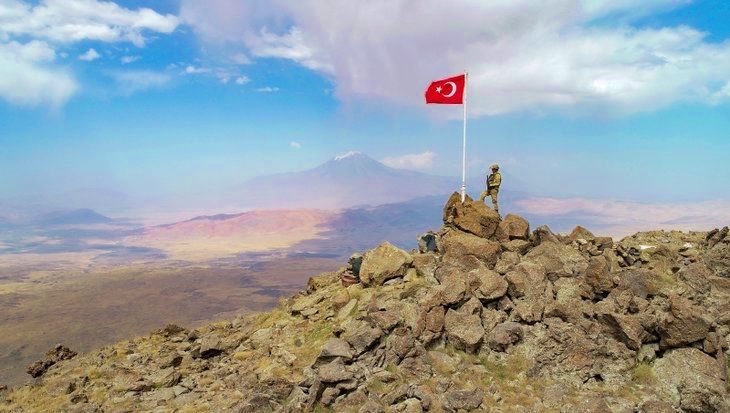 PKK'lılardan temizlenen Tendürek'e Türk bayrağı asıldı! Şimdi turizme kazandırma zamanı... 14