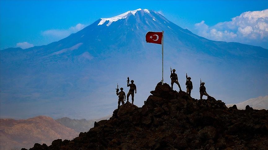 PKK'lılardan temizlenen Tendürek'e Türk bayrağı asıldı! Şimdi turizme kazandırma zamanı... 2