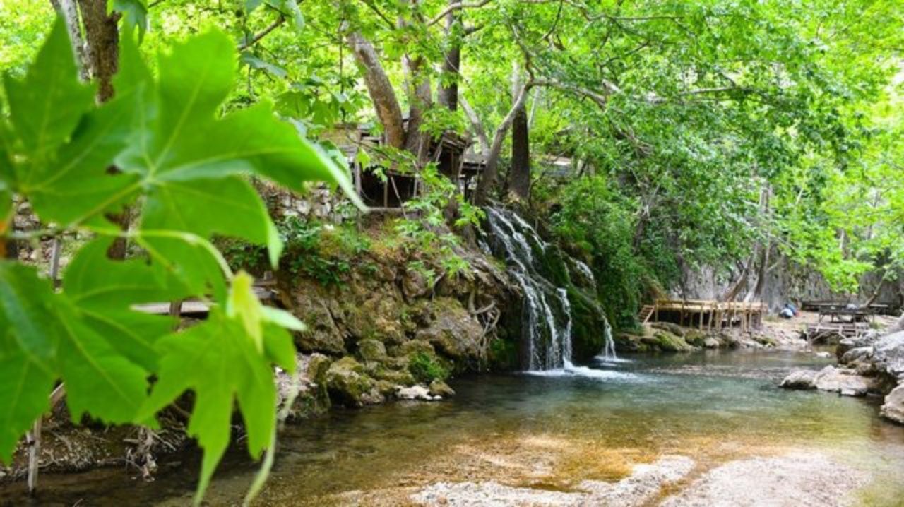 Döngel şelalesi, doğal güzelliğiyle görenleri kendine hayran bırakıyor 2