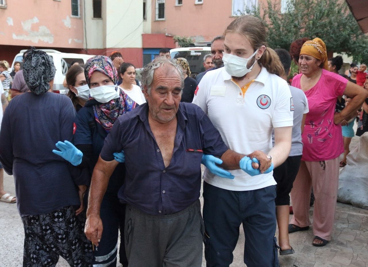 Yaşlı çift, torunları ile yangında mahsur kaldı! Yardımlarına komşuları yetişti 3