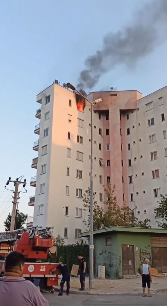 Yaşlı çift, torunları ile yangında mahsur kaldı! Yardımlarına komşuları yetişti 4