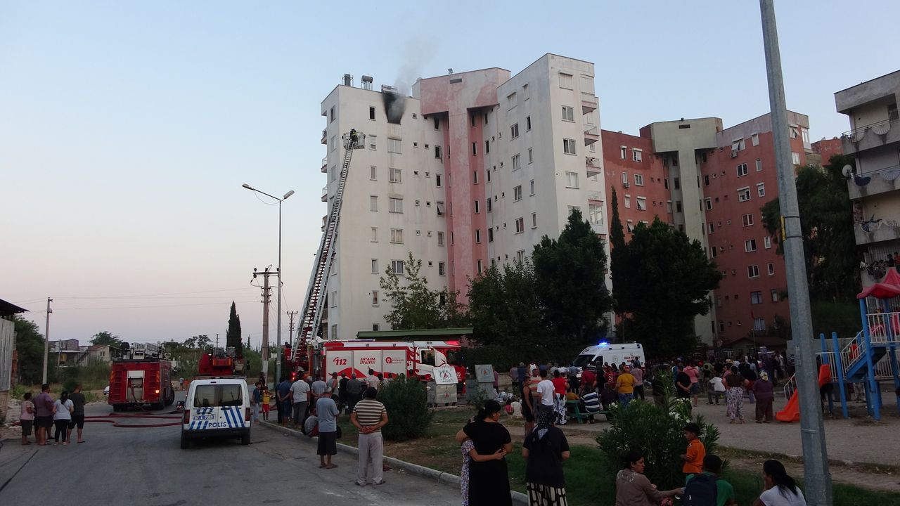 Yaşlı çift, torunları ile yangında mahsur kaldı! Yardımlarına komşuları yetişti 6