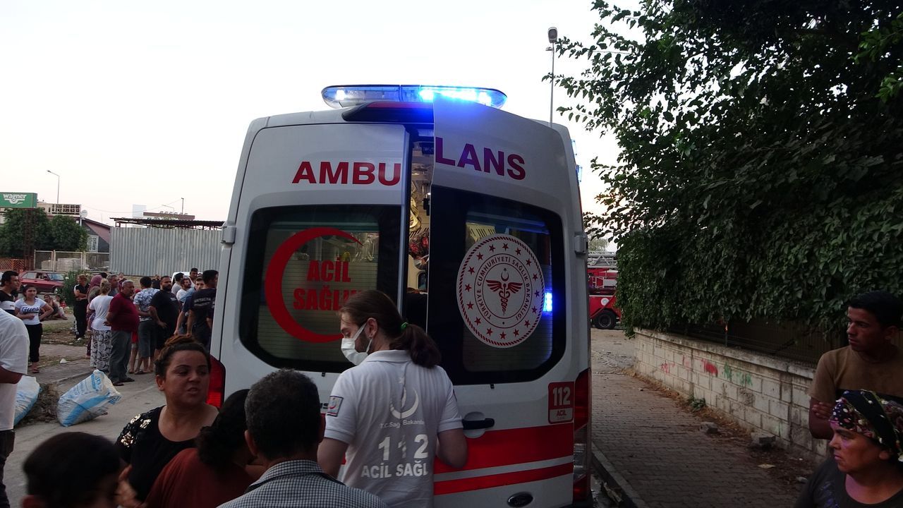 Yaşlı çift, torunları ile yangında mahsur kaldı! Yardımlarına komşuları yetişti 7