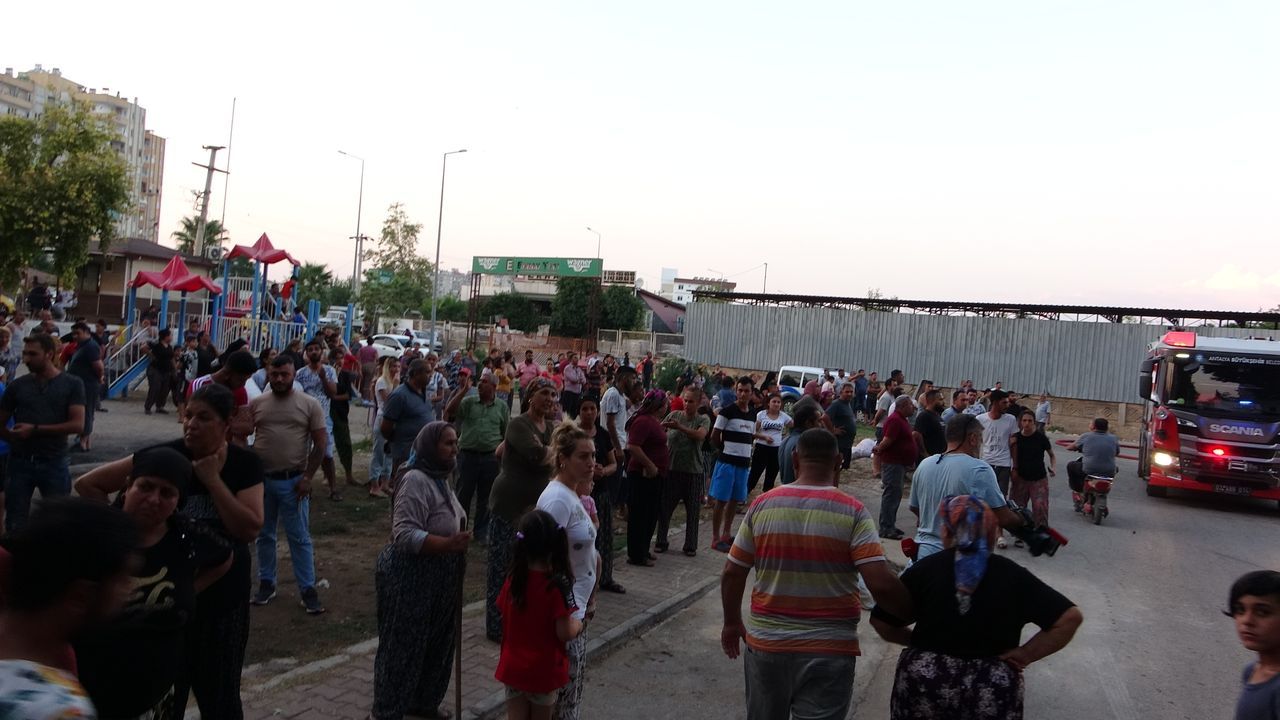 Yaşlı çift, torunları ile yangında mahsur kaldı! Yardımlarına komşuları yetişti 9