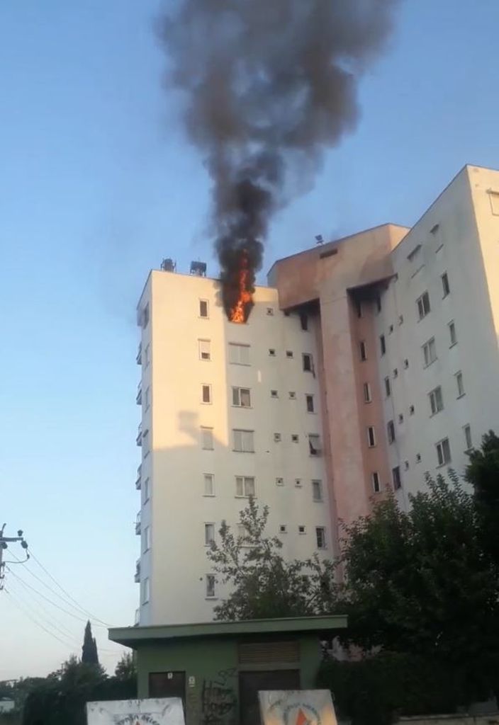 Yaşlı çift, torunları ile yangında mahsur kaldı! Yardımlarına komşuları yetişti 13