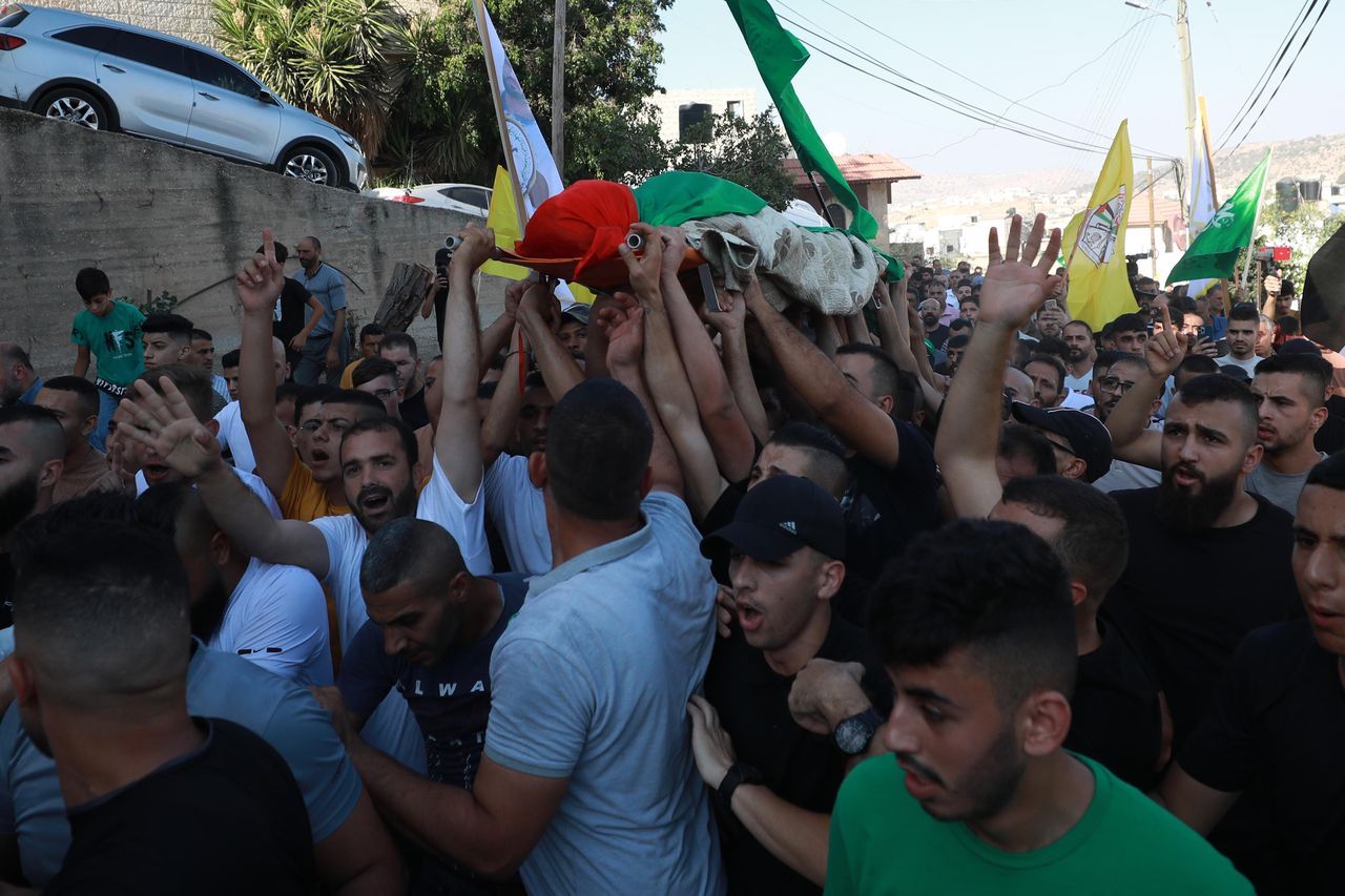 İsrail askerlerince öldürülen Filistinli son yolculuğuna uğurlandı 6
