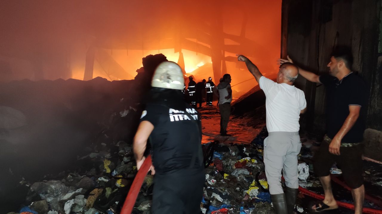 Geri dönüşüm fabrikasında yangın çıktı, işçiler seferber oldu! 2
