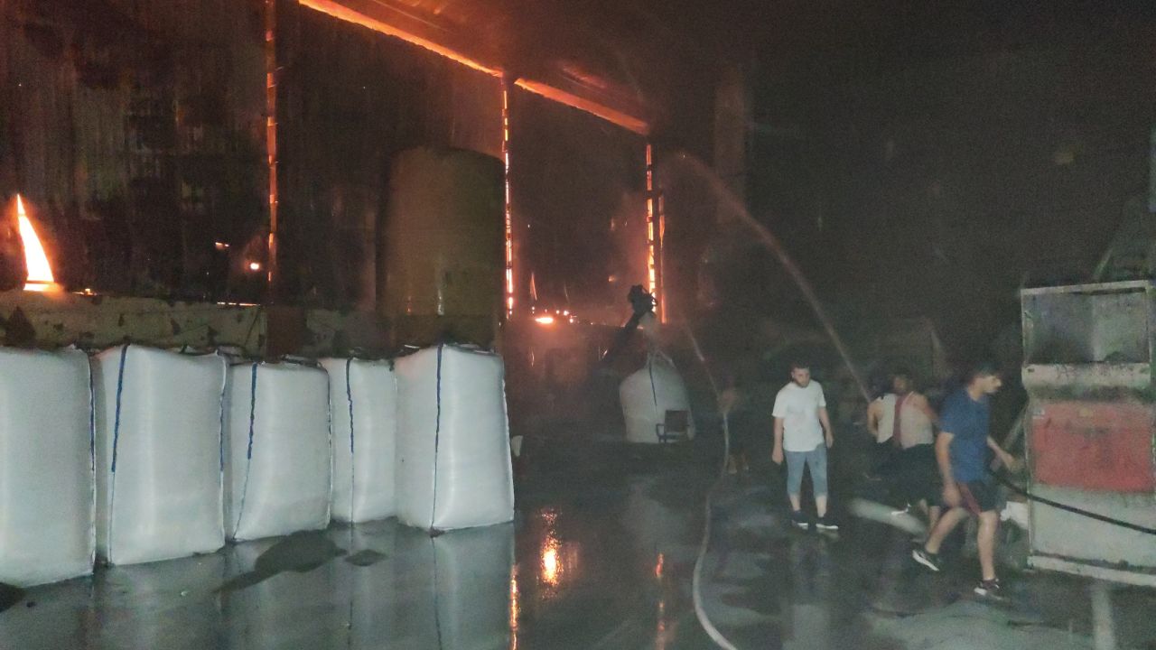 Geri dönüşüm fabrikasında yangın çıktı, işçiler seferber oldu! 4