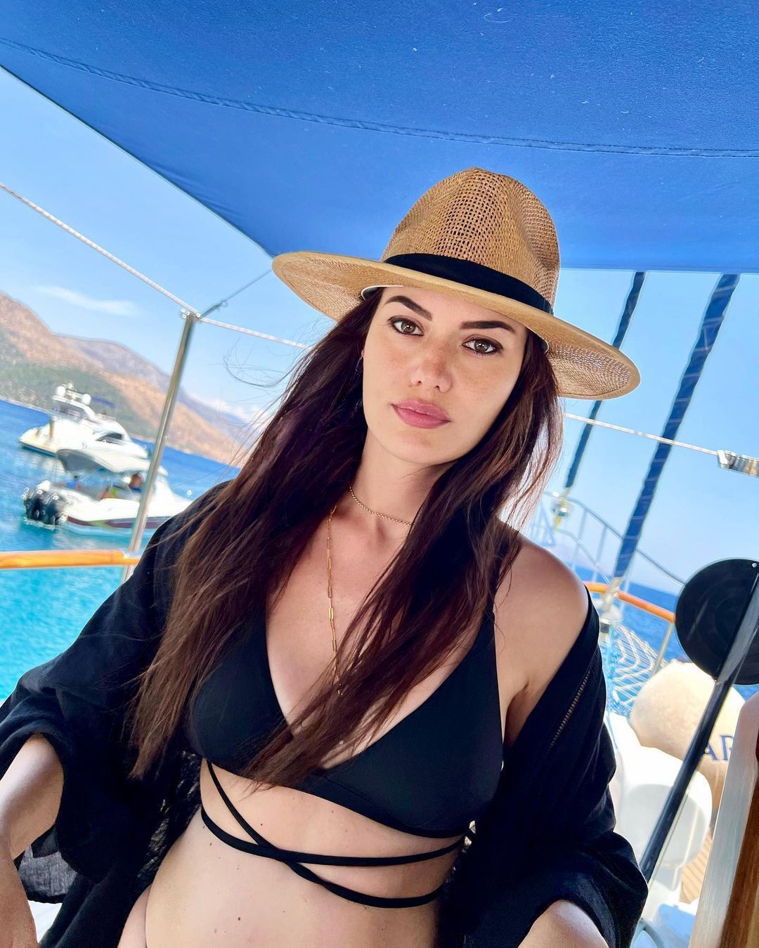 Fahriye Evcen Bikinili Haliyle Çok Farklı! Evcen'in Bu Halini Görenler Hayran Oluyor 3