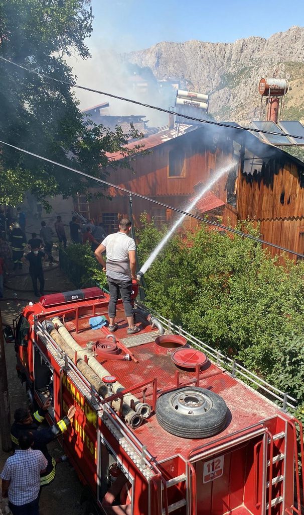 Kültürel varlık statüsünde bulunan tarihi evler alevlere teslim oldu 1
