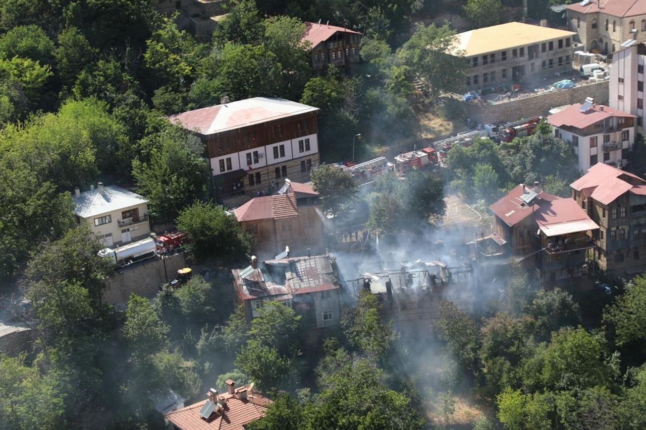Kültürel varlık statüsünde bulunan tarihi evler alevlere teslim oldu 3