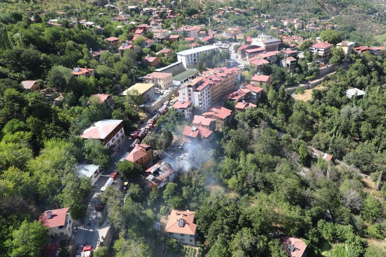 Kültürel varlık statüsünde bulunan tarihi evler alevlere teslim oldu 4