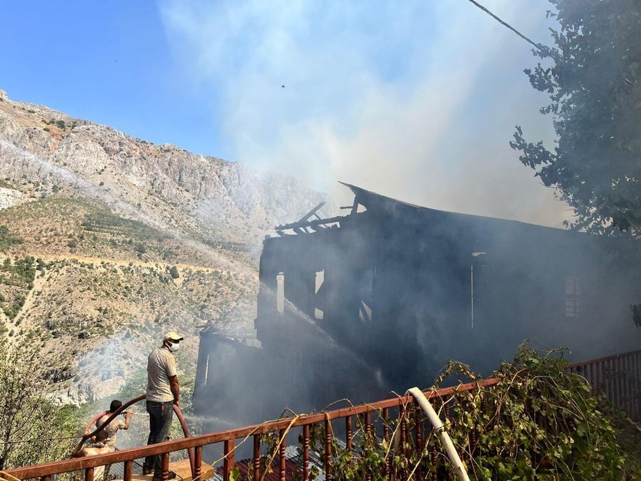 Kültürel varlık statüsünde bulunan tarihi evler alevlere teslim oldu 7