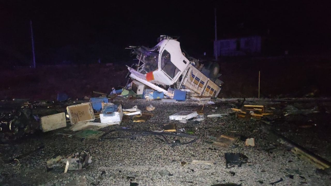 Arı kovanı yüklü kamyonla otomobil çarpıştı: 4 ölü, 3 yaralı 2
