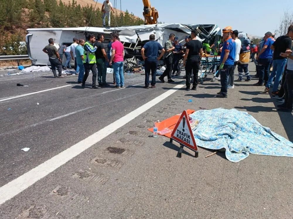 Gaziantep'te 15 kişini ölümüne neden olan kazada şok tespitler: Hız sınırı aşılmış, 307 metrelik fren izi var! 4
