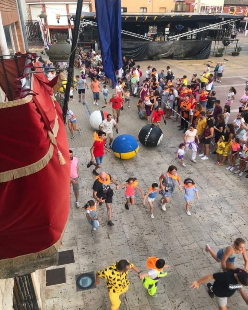 Hayvan dostu boğa koşusu! Üzerine boğa resmi çizilmiş büyük bir toptan kaçtılar 11