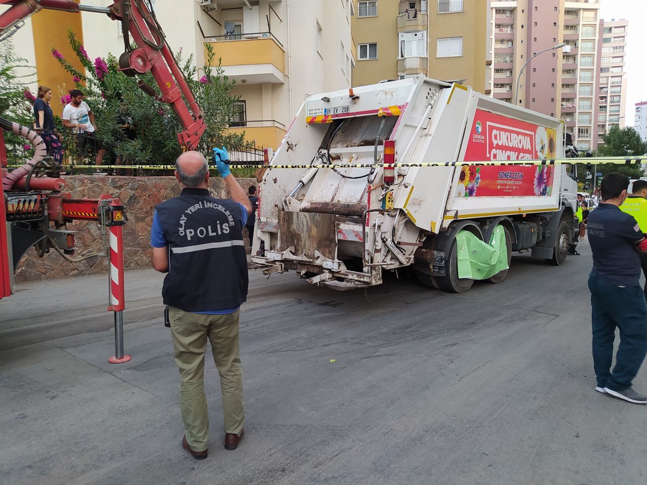 12 yaşındaki çocuk çöp kamyonunun altında kaldı 7