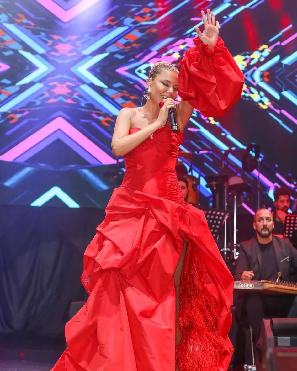 Konser boyunca talihsizlikler peşini bırakmadı! Gülben Ergen şarkının sözlerini unuttu 10