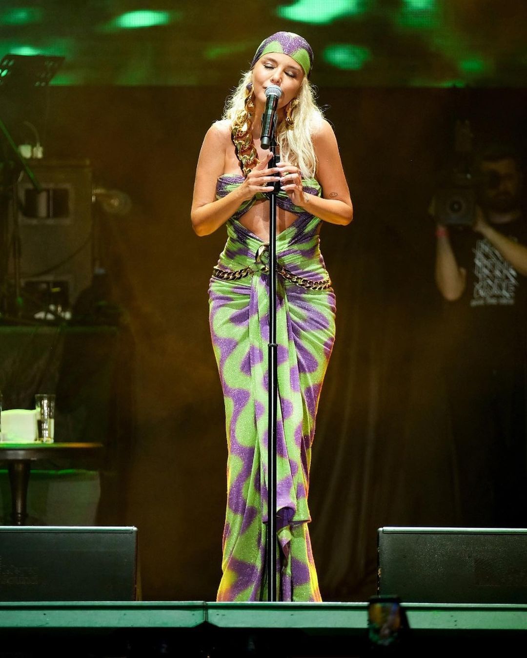 Konser boyunca talihsizlikler peşini bırakmadı! Gülben Ergen şarkının sözlerini unuttu 5