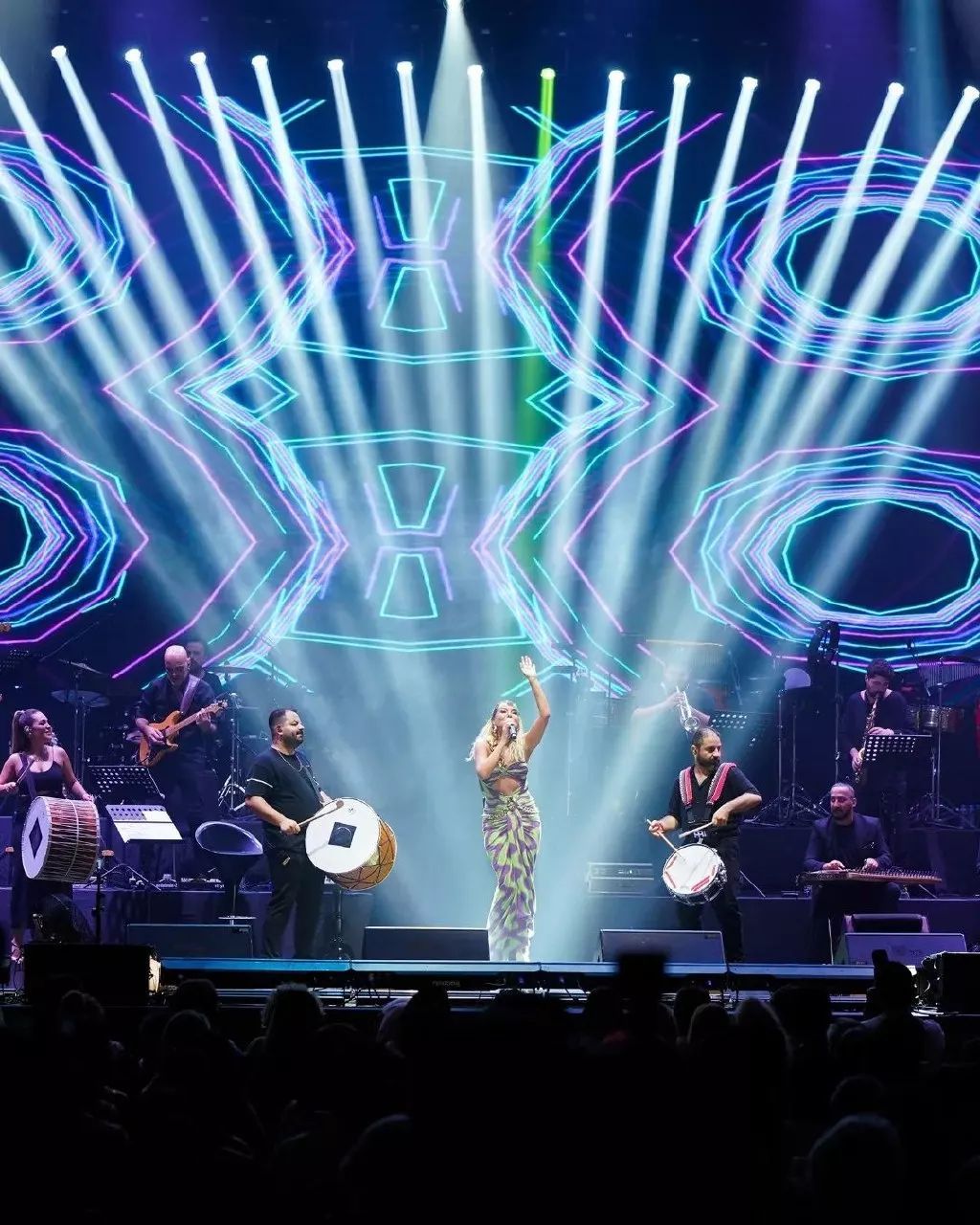 Konser boyunca talihsizlikler peşini bırakmadı! Gülben Ergen şarkının sözlerini unuttu 8