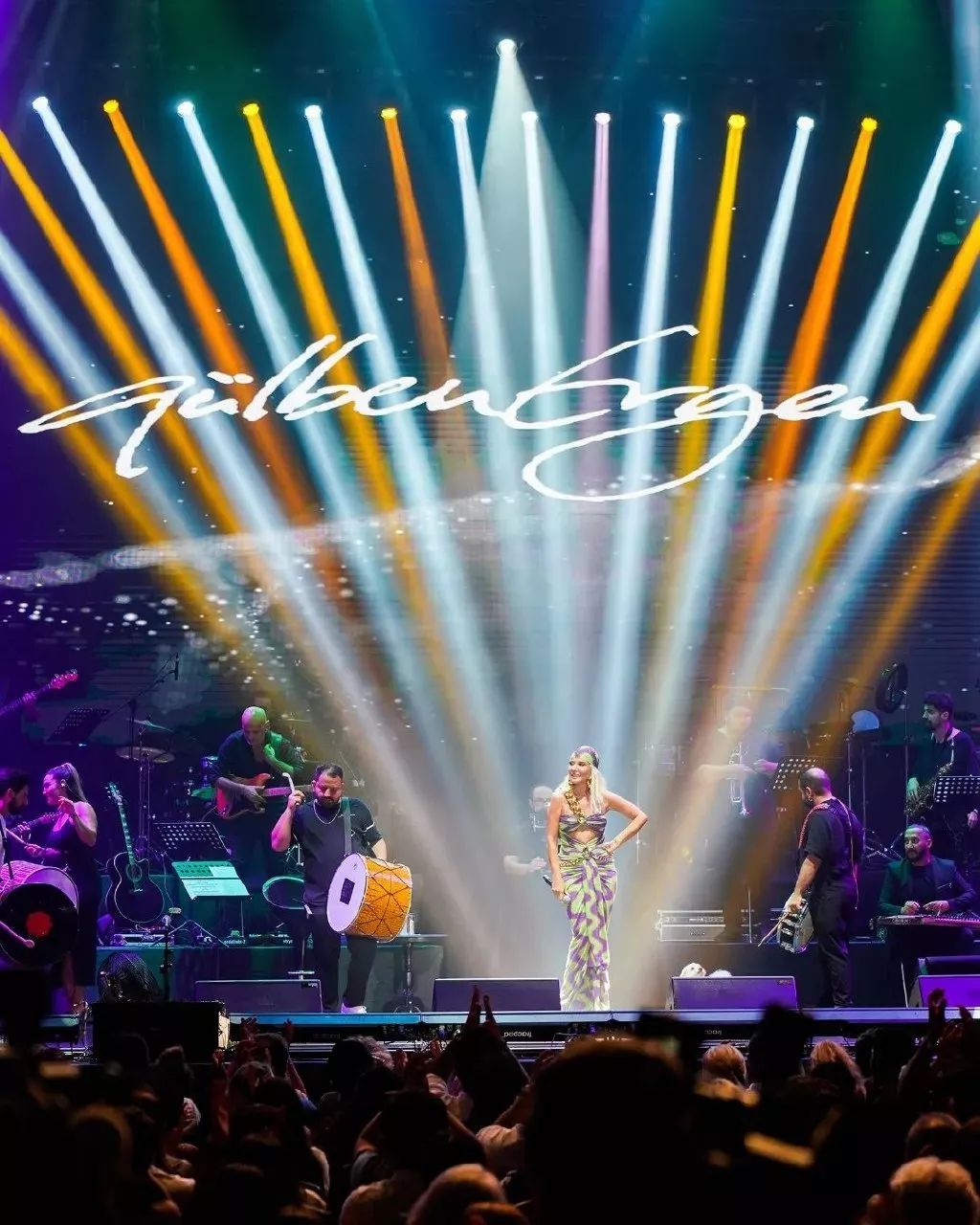 Konser boyunca talihsizlikler peşini bırakmadı! Gülben Ergen şarkının sözlerini unuttu 6