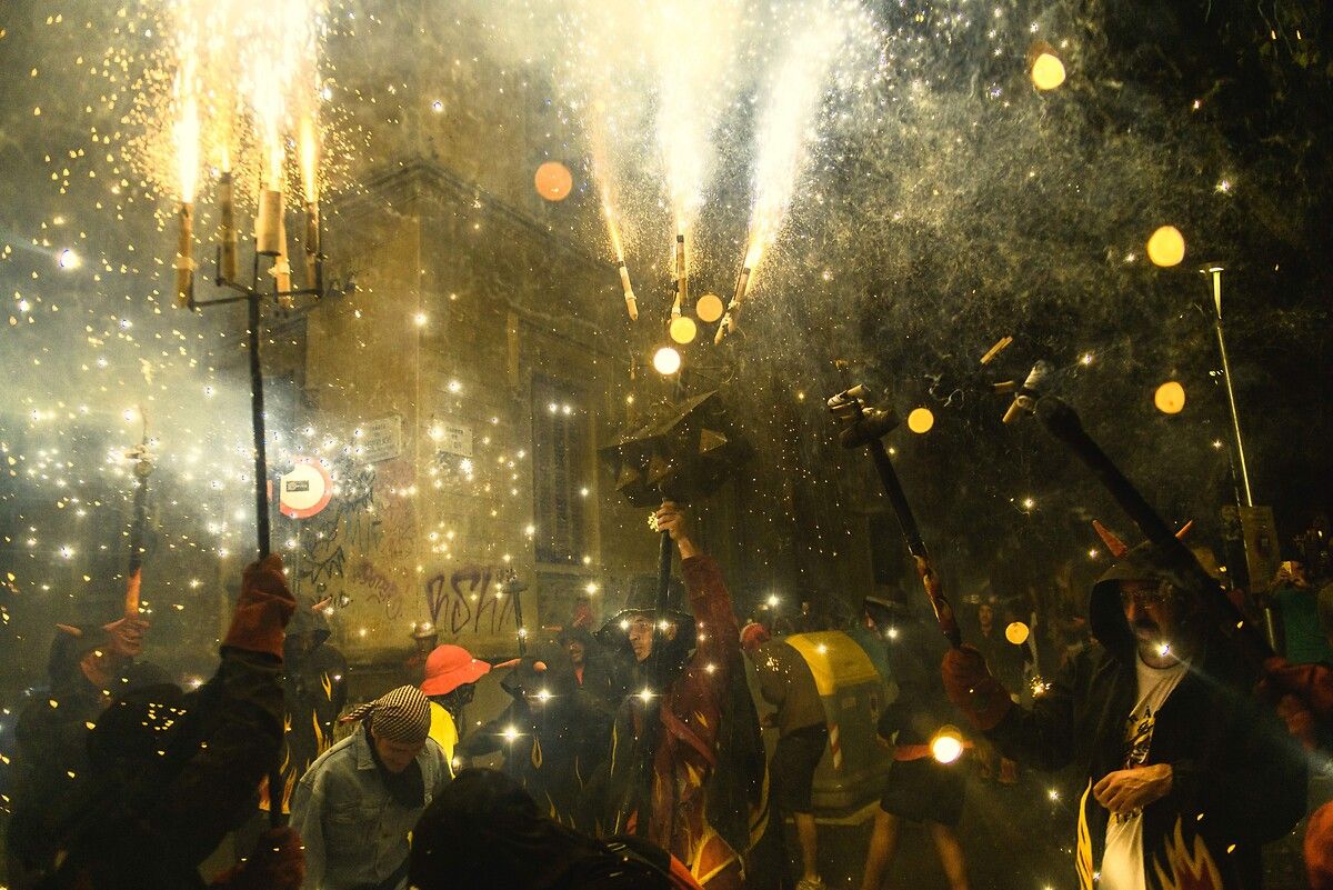 Barcelona’da düzenlenen geleneksel Gracia Festivali renki görüntülere sahne oldu 10
