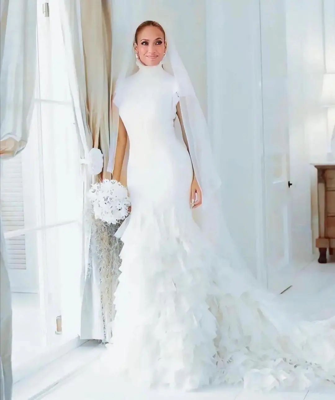 Ben Affleck ile evlenen Jennifer Lopez'in düğünde giydiği gelinlikler ortaya çıktı 6