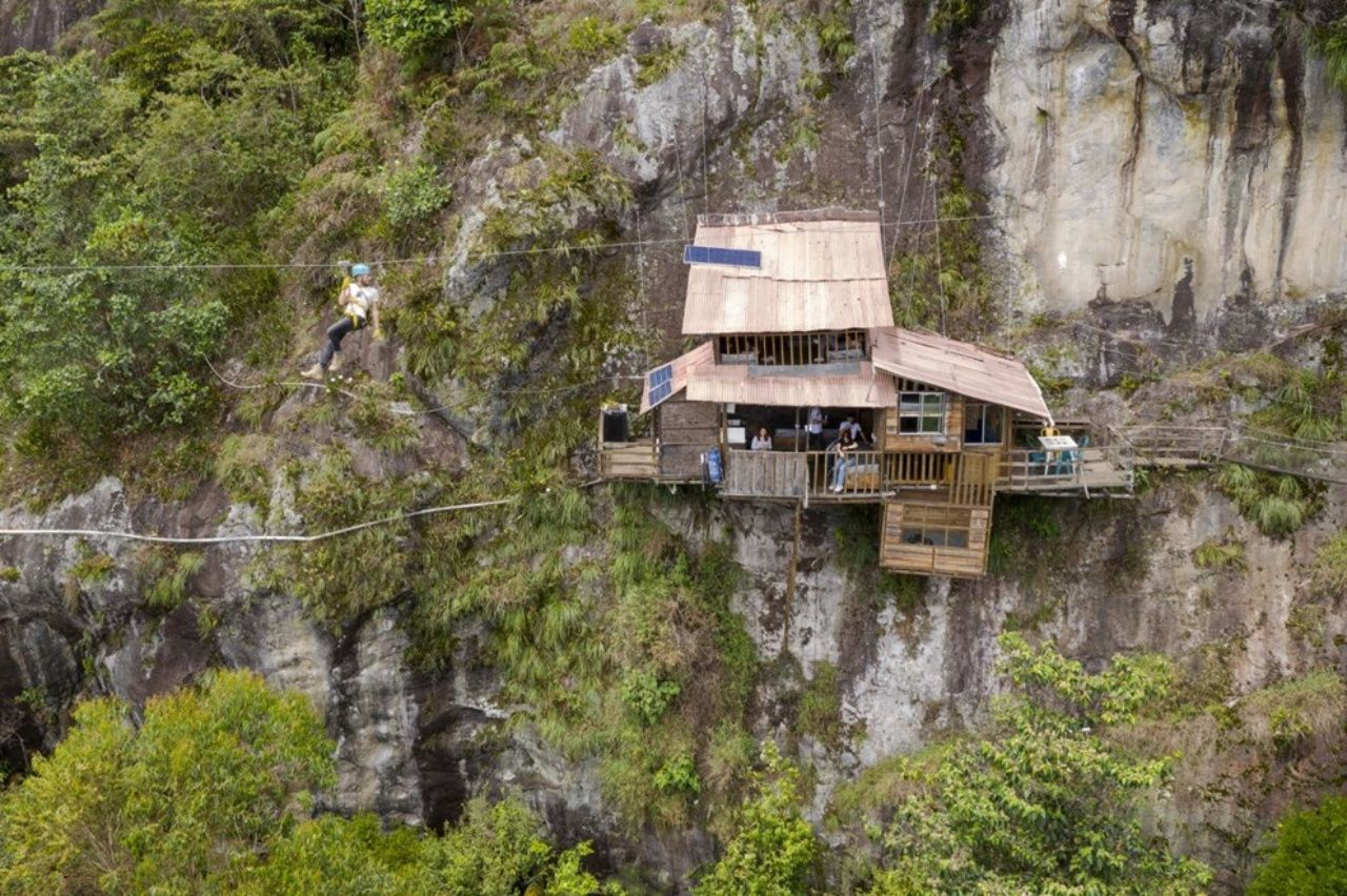 Bu otele ulaşım sadece halatlarla mümkün! Maceraseverler için Kolombiya’da Havadaki Otel 1