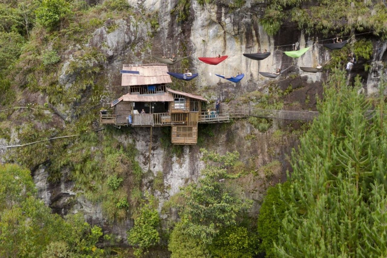 Bu otele ulaşım sadece halatlarla mümkün! Maceraseverler için Kolombiya’da Havadaki Otel 2