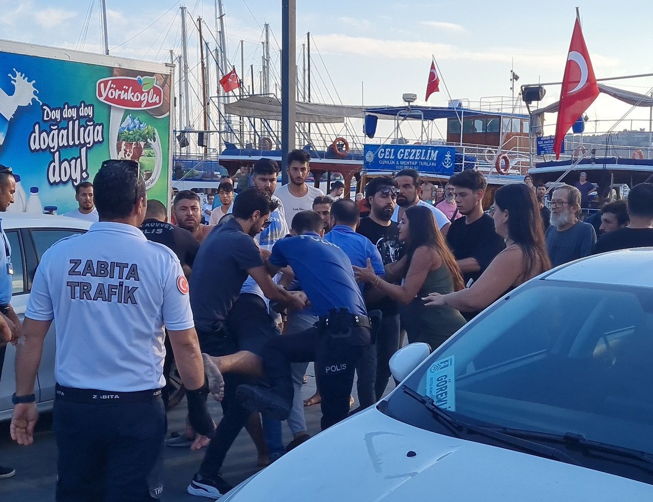 Bodrum’da tekne çalışanları ile müşterileri birbirine girdi: 1 polis yaralandı 1
