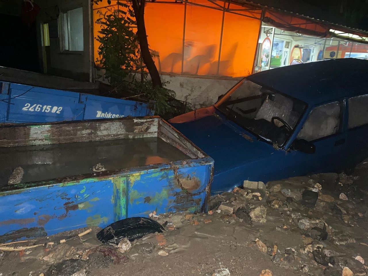 Bilecik’te araçlar sel sularının getirdiği çamura gömüldü 1