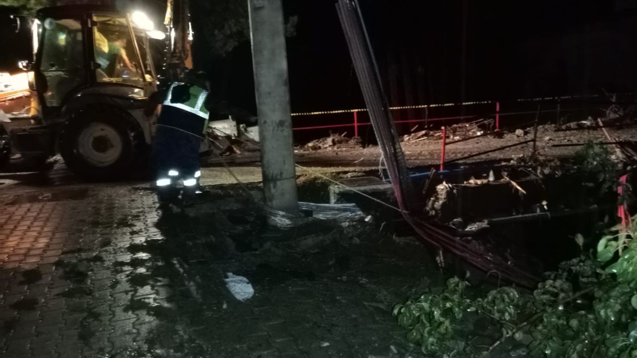 Bilecik’te araçlar sel sularının getirdiği çamura gömüldü 3