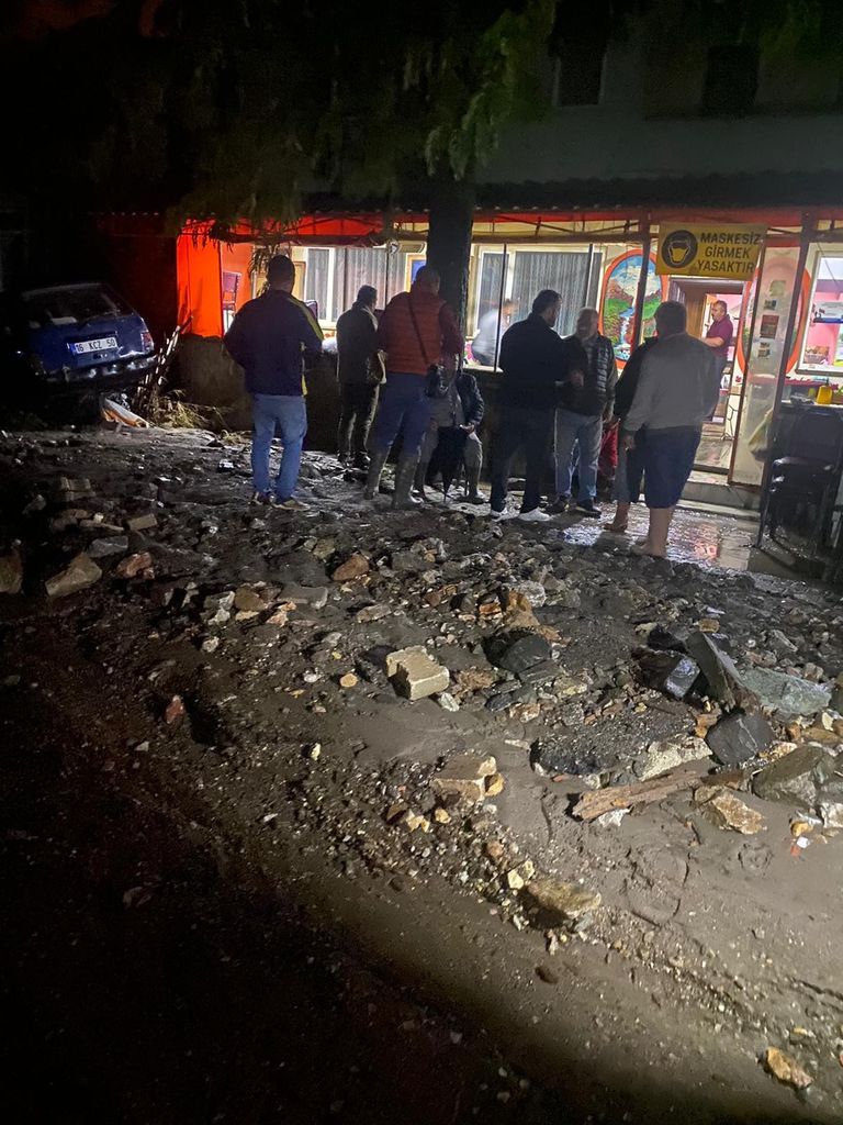 Bilecik’te araçlar sel sularının getirdiği çamura gömüldü 4