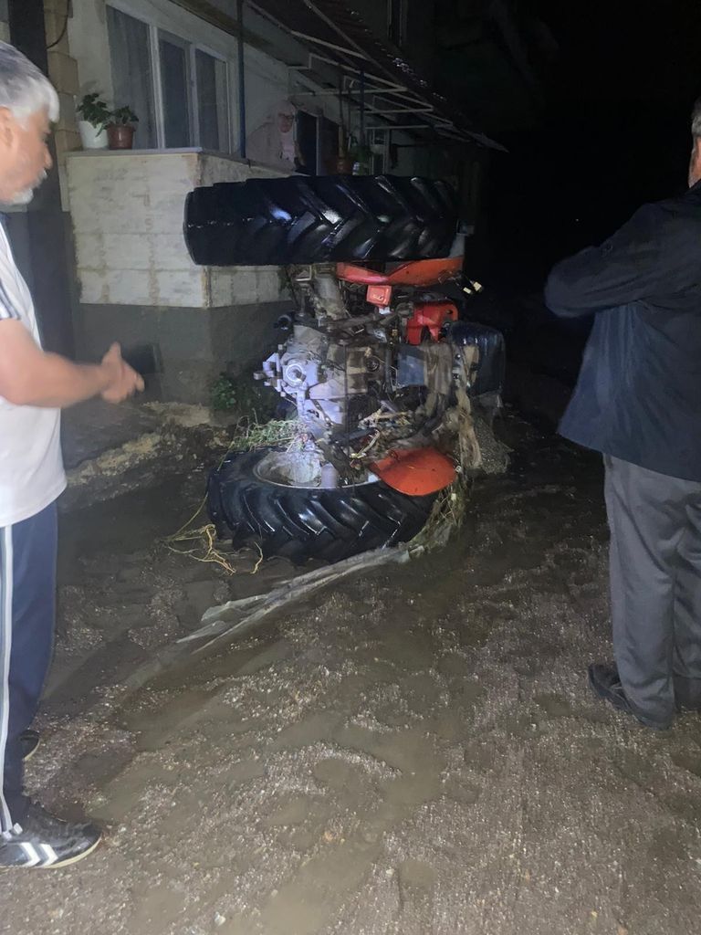 Bilecik’te araçlar sel sularının getirdiği çamura gömüldü 5