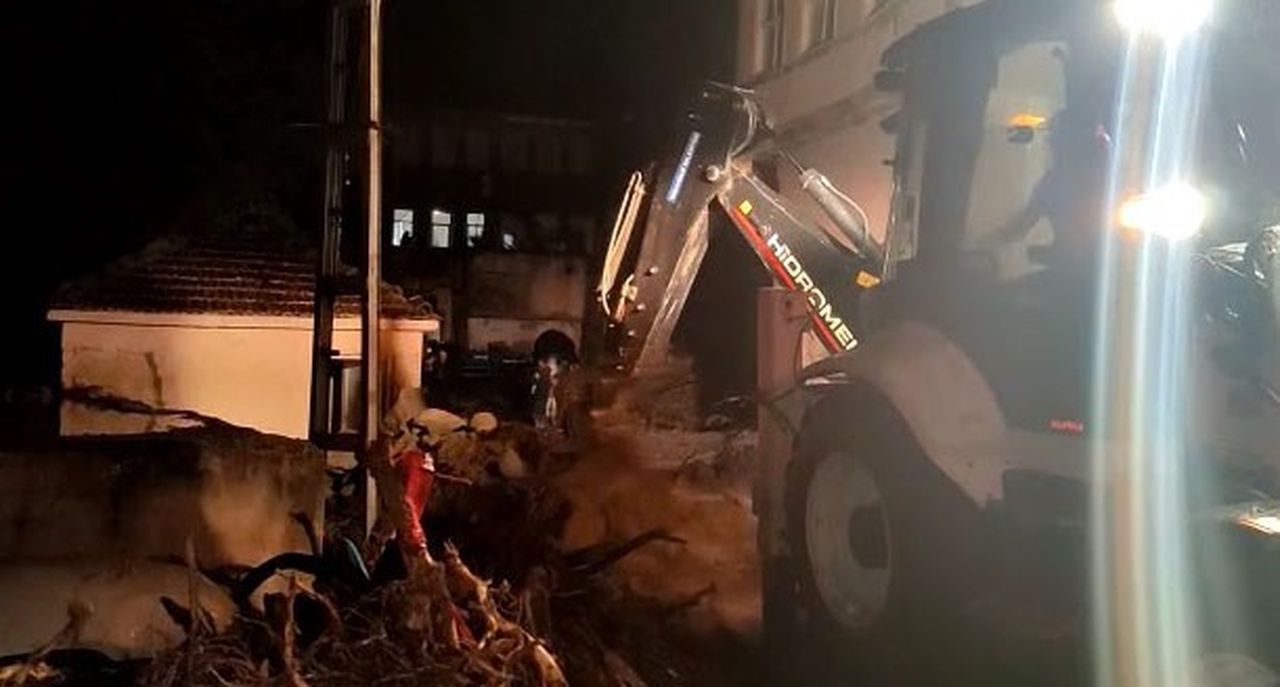 Bursa’da sele kapılan 4 kişiyi ekipler kurtardı 2