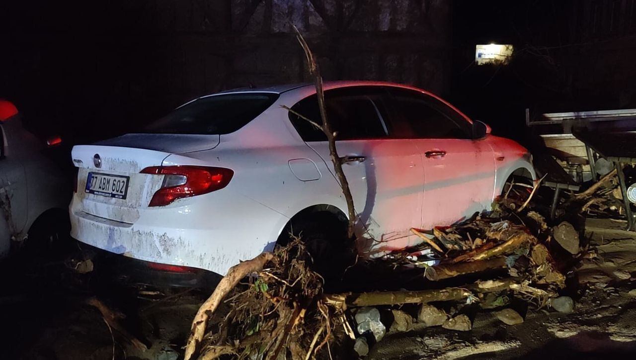 Bursa’da sele kapılan 4 kişiyi ekipler kurtardı 4