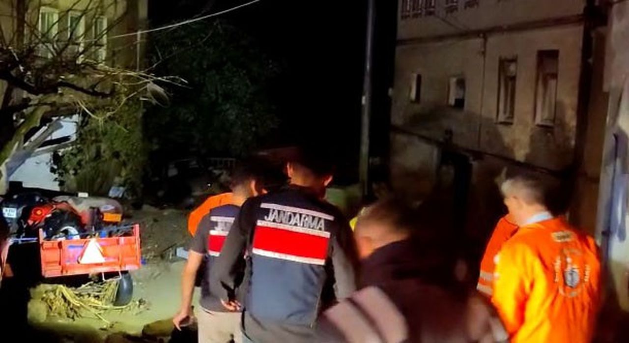 Bursa’da sele kapılan 4 kişiyi ekipler kurtardı 6