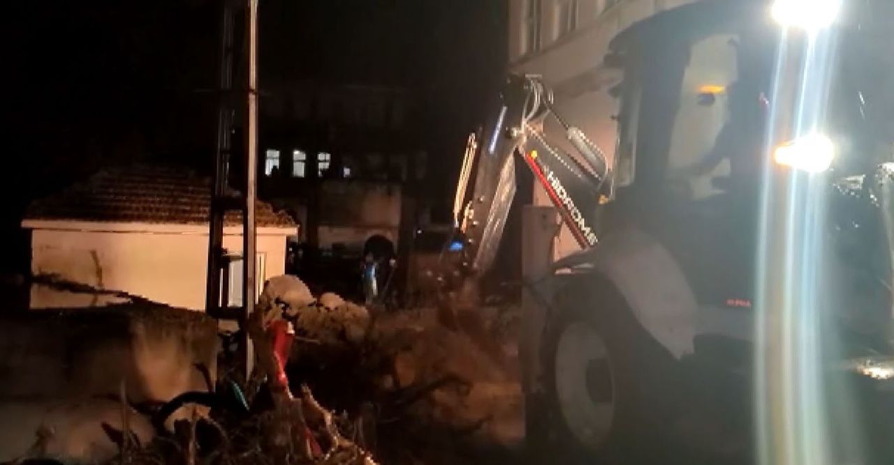 Bursa’da sele kapılan 4 kişiyi ekipler kurtardı 7