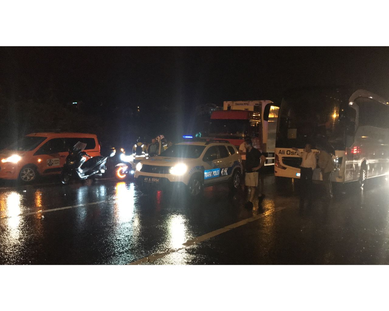 TEM’de trafik kazası! Tır bariyerlere çarptı, İstanbul istikameti 1 buçuk saat trafiğe kapandı 1