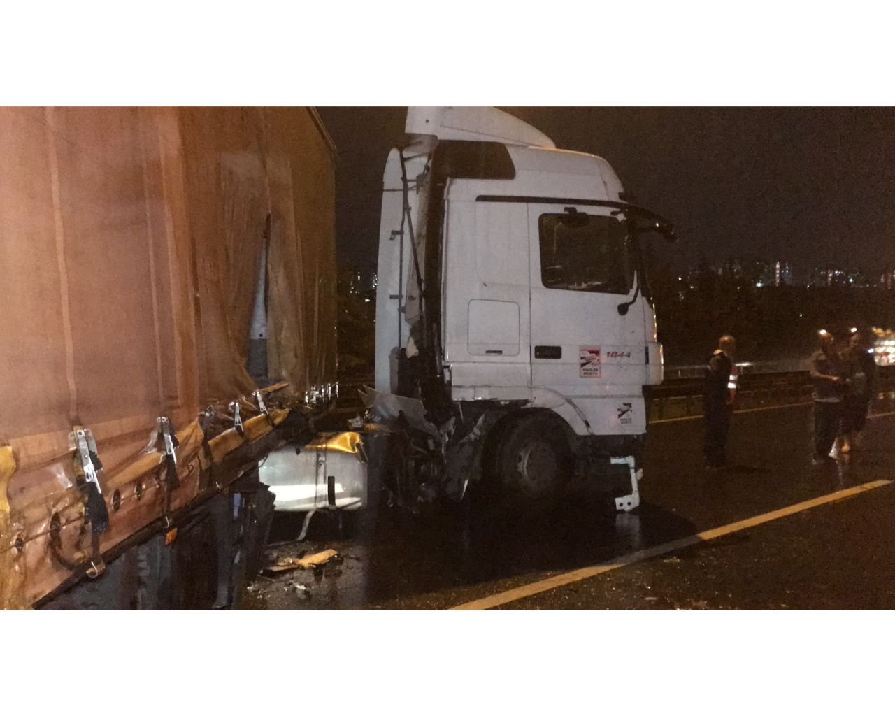 TEM’de trafik kazası! Tır bariyerlere çarptı, İstanbul istikameti 1 buçuk saat trafiğe kapandı 3