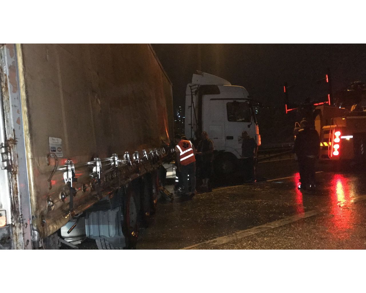 TEM’de trafik kazası! Tır bariyerlere çarptı, İstanbul istikameti 1 buçuk saat trafiğe kapandı 6