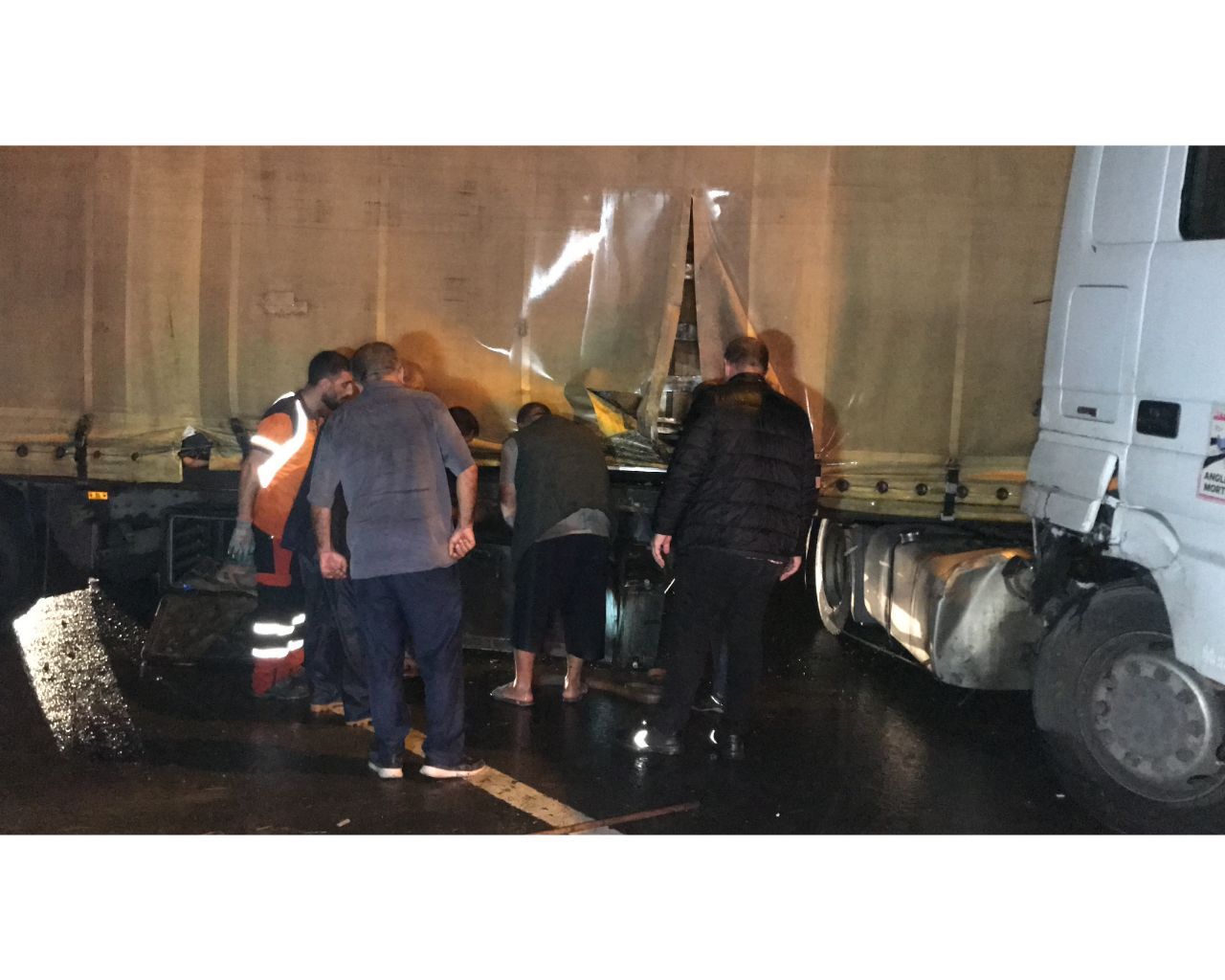 TEM’de trafik kazası! Tır bariyerlere çarptı, İstanbul istikameti 1 buçuk saat trafiğe kapandı 7