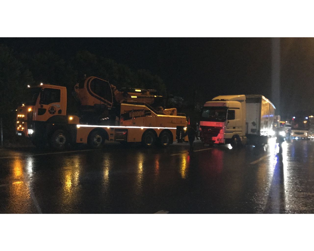 TEM’de trafik kazası! Tır bariyerlere çarptı, İstanbul istikameti 1 buçuk saat trafiğe kapandı 8