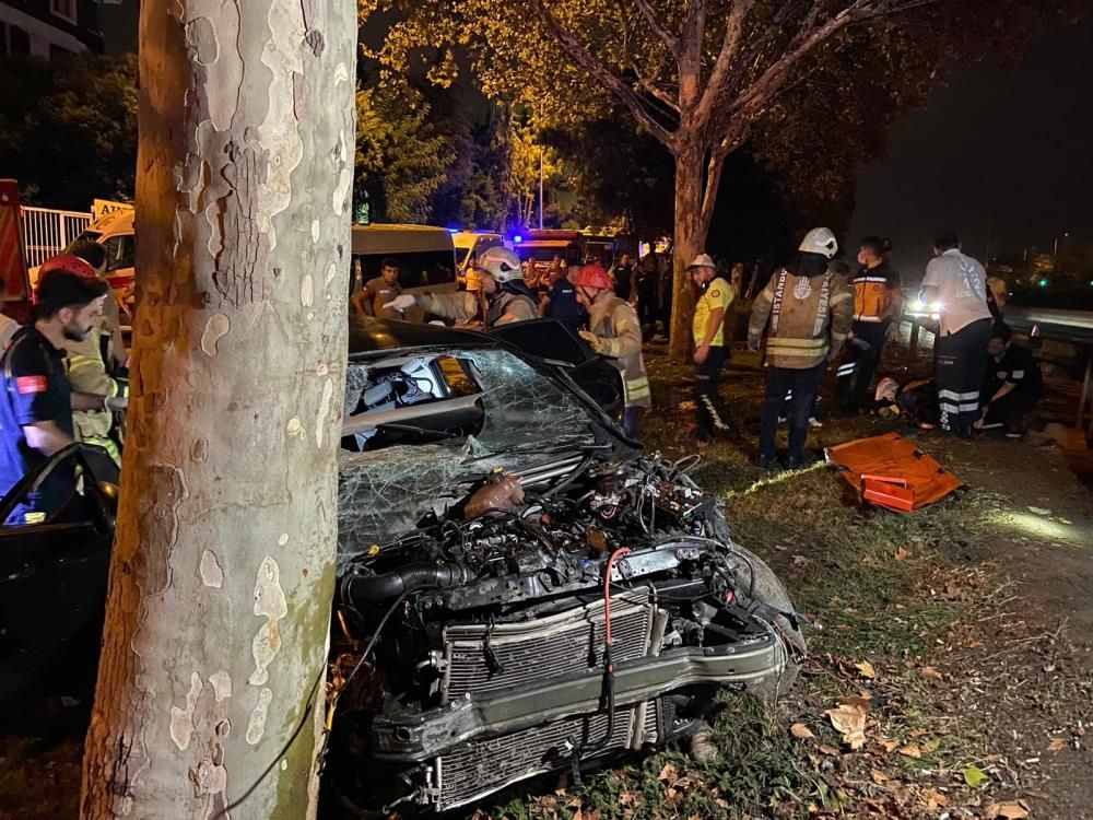 İstanbul'da dehşete düşüren kaza: Yan yola uçan araç, ağaca ok gibi saplandı! 5 ölü, 1 ağır yaralı... 1