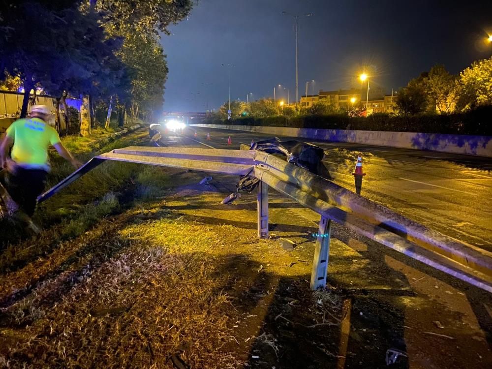 İstanbul'da dehşete düşüren kaza: Yan yola uçan araç, ağaca ok gibi saplandı! 5 ölü, 1 ağır yaralı... 2