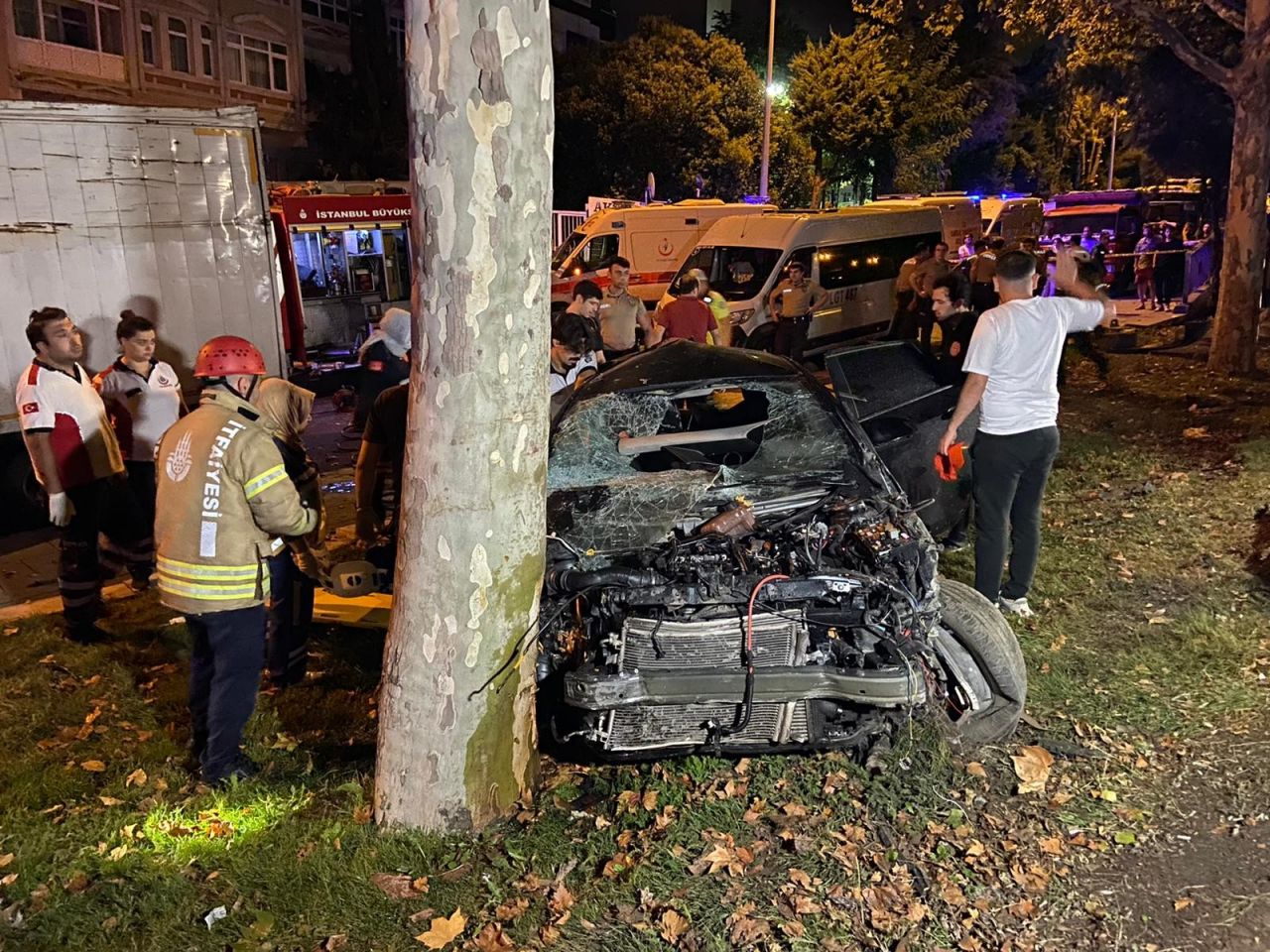 İstanbul'da dehşete düşüren kaza: Yan yola uçan araç, ağaca ok gibi saplandı! 5 ölü, 1 ağır yaralı... 3