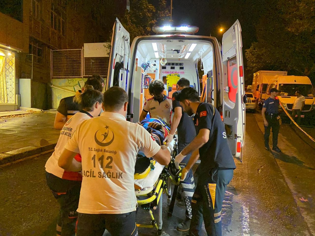İstanbul'da dehşete düşüren kaza: Yan yola uçan araç, ağaca ok gibi saplandı! 5 ölü, 1 ağır yaralı... 4