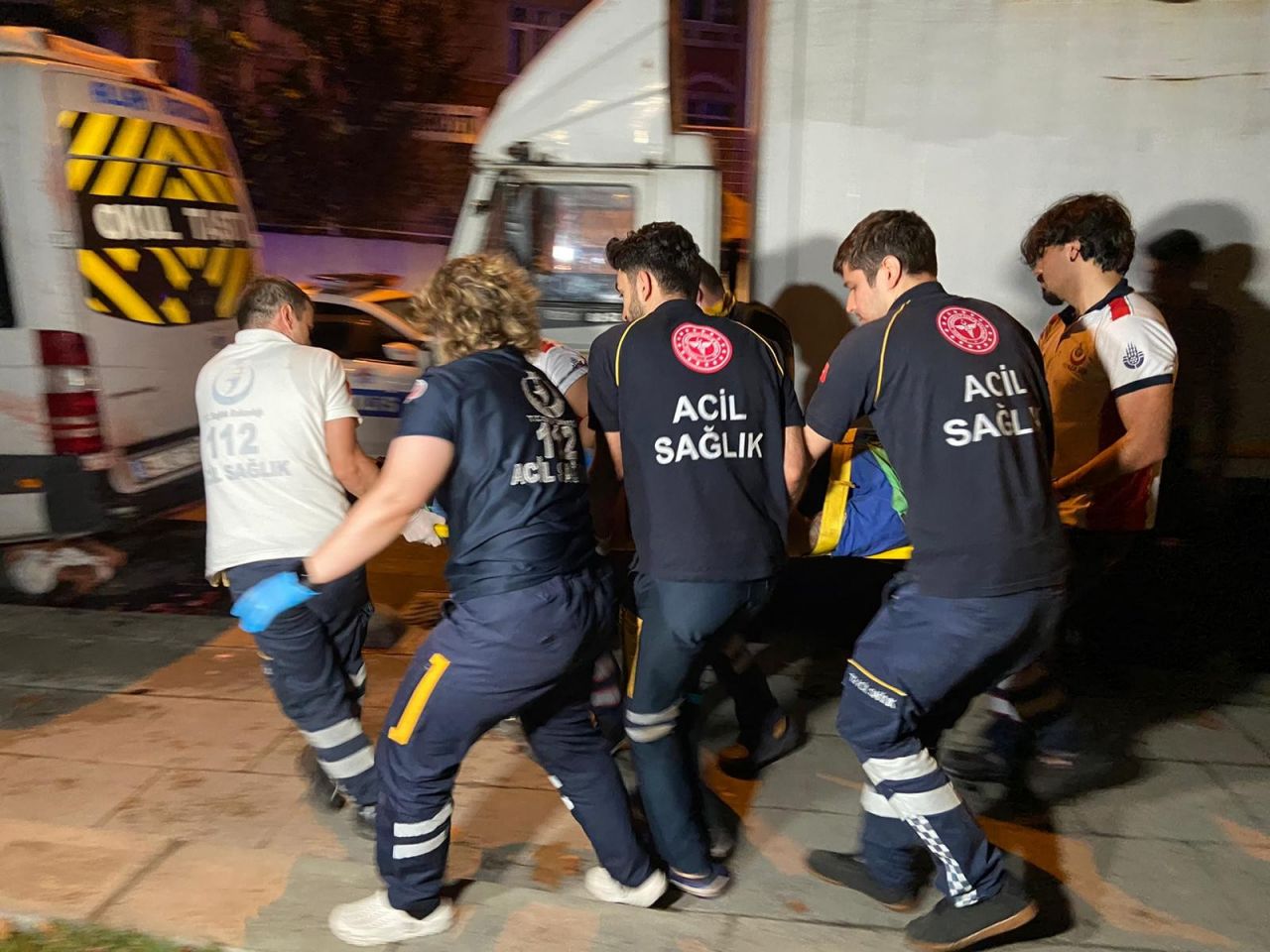 İstanbul'da dehşete düşüren kaza: Yan yola uçan araç, ağaca ok gibi saplandı! 5 ölü, 1 ağır yaralı... 5