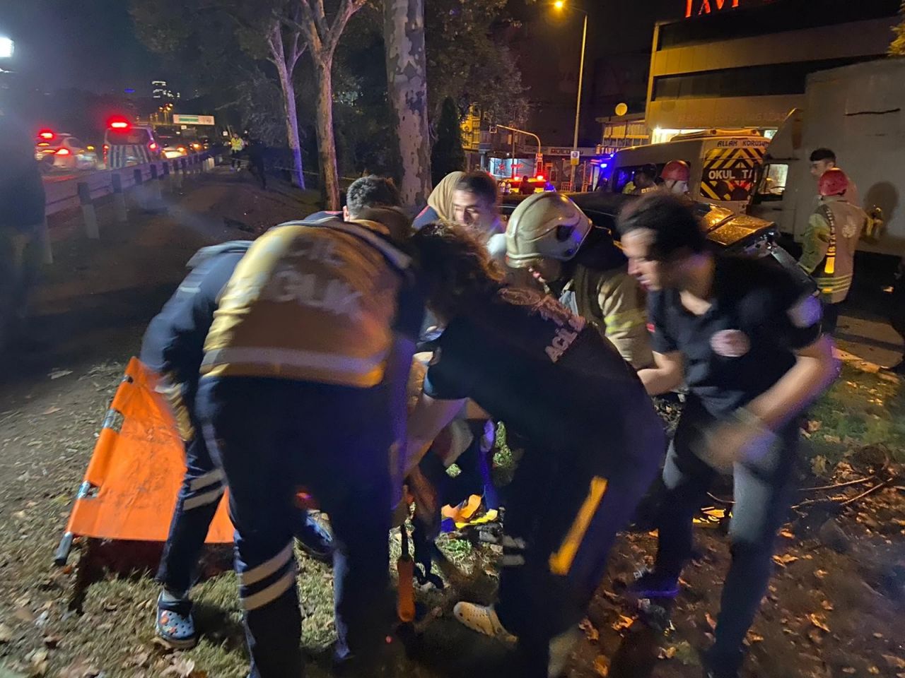 İstanbul'da dehşete düşüren kaza: Yan yola uçan araç, ağaca ok gibi saplandı! 5 ölü, 1 ağır yaralı... 7